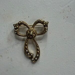 1940’s Elegant Gold and Pearl Bow Brooch